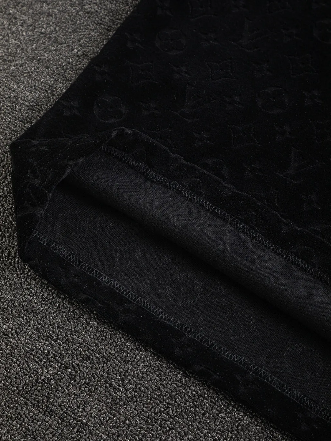 🅿️200 Louis Vuitton 1V slightly wide version S-Xl 25ss new product counter model will always be invincible, classic style, permanent boutique, timeless classic style, LV jacquard all-over printed towel sweater with logo🪡 embroidery pattern, short-sleeved T-shirt, cotton blended terry jersey fabric, original development. This comes from the 2025 beachwear limited series, the full logo jacquard towel highlights the classic Obliaue flower, with S-shaped round neck and topstitching, unique style, decorated with oblique jacquard all over, ribbed round neck with V-shaped topstitching, customized accessories, and the whole body is customized and developed according to the Y board... Complete with three labels, it can control various styles, paying tribute to LV Louis Vuitton's historic year! Coupled with the blessing of full-flower cotton material, both the comfort of the upper body is unparalleled. It can be said to be a must-have companion in summer. The excellent breathability and comfortable wearing feeling are unparalleled ~ recommended! ! Same style for men and women! Color: Black White Size: S-XL Size chart: S: Shoulder width 55-Bust 56-Length 71.5 M: Shoulder width 56.5-Bust 58-Length 73 L: Shoulder width 58-Bust 60-Length 74.5 XL: Shoulder width 59.5-Bust 62-Length 76